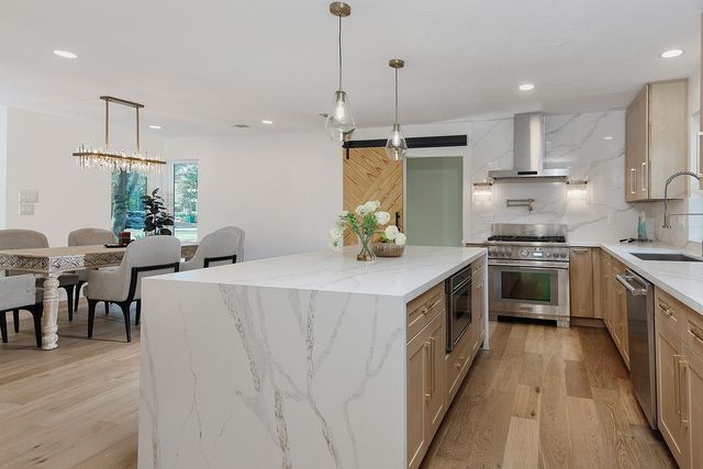 16 Crinkleroot Court, The Woodlands, TX 77380