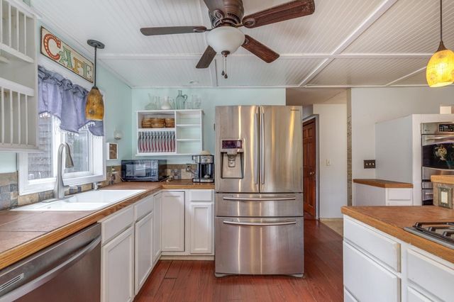 17 Reeds Ferry Way, Merrimack, NH 03054