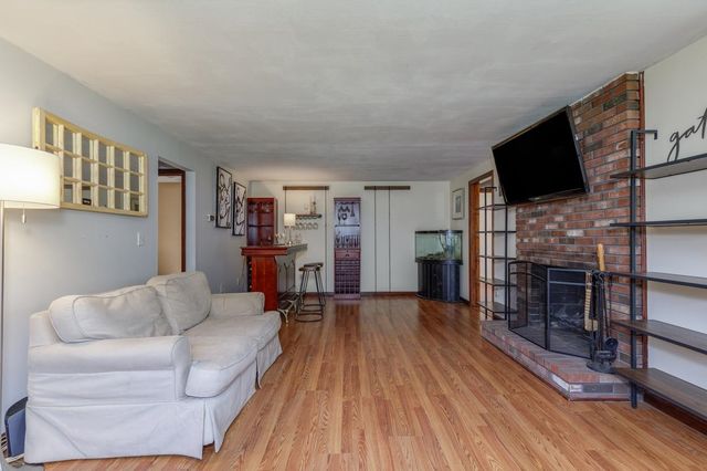 17 Reeds Ferry Way, Merrimack, NH 03054