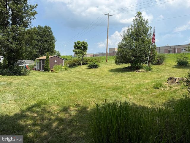 435 FREDERICK DR, Dallastown, PA 17313