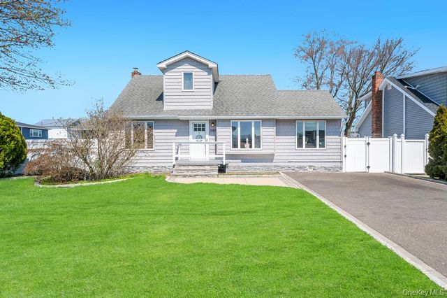 398 33rd Street, Lindenhurst, NY 11757