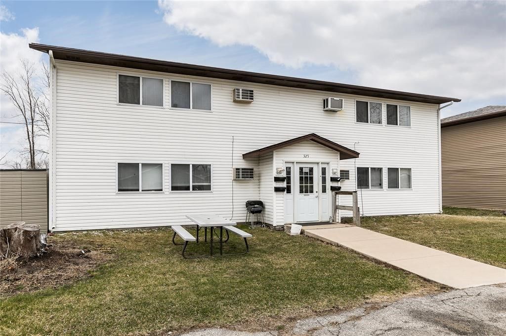 325 Clymer Road, Hiawatha, IA 52233