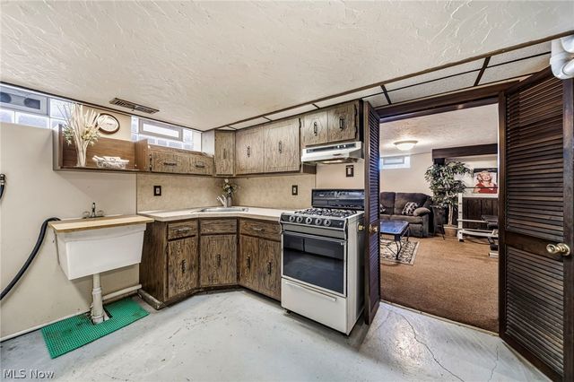7506 Traymore Avenue, Brooklyn, OH 44144