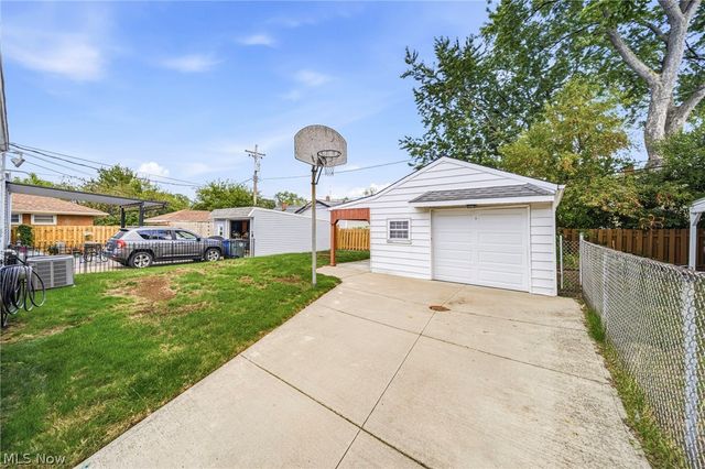 7506 Traymore Avenue, Brooklyn, OH 44144