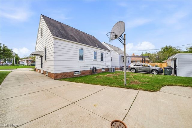 7506 Traymore Avenue, Brooklyn, OH 44144