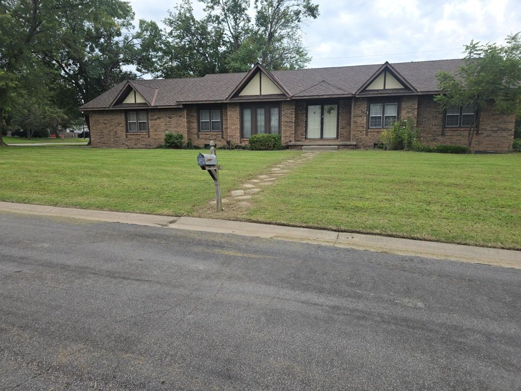 1411 S Hickory Stick Cir, Wichita, KS 67230