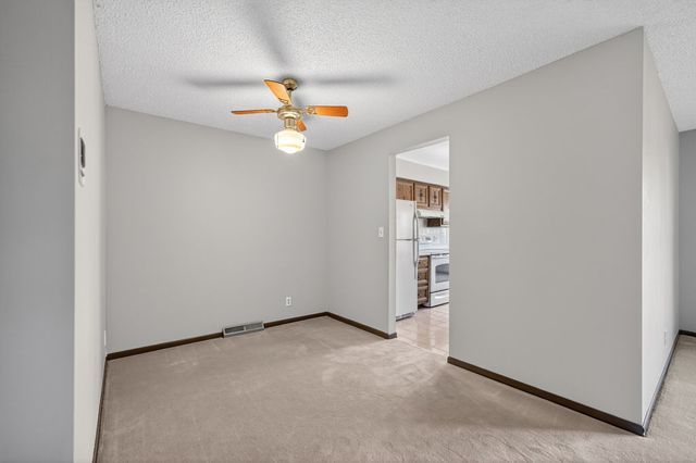 1503 Longwood Drive 2D, Sycamore, IL 60178
