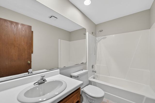 1503 Longwood Drive 2D, Sycamore, IL 60178