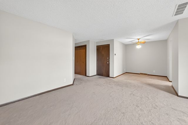 1503 Longwood Drive 2D, Sycamore, IL 60178