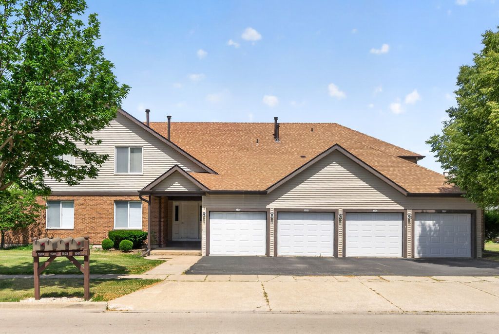 1503 Longwood Drive 2D, Sycamore, IL 60178