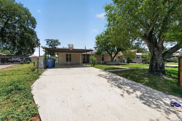 212 Djenadi DR, Pleasanton, TX 78064