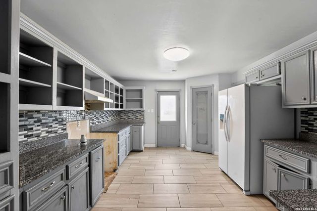 212 Djenadi DR, Pleasanton, TX 78064