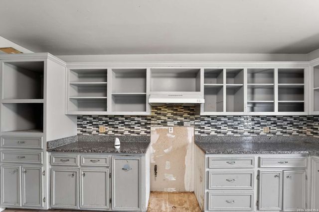 212 Djenadi DR, Pleasanton, TX 78064