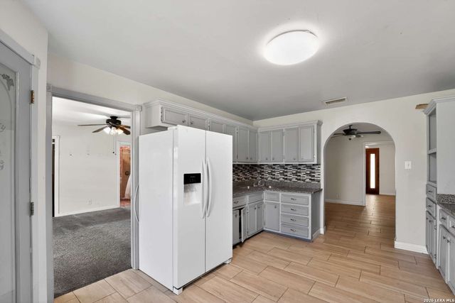 212 Djenadi DR, Pleasanton, TX 78064