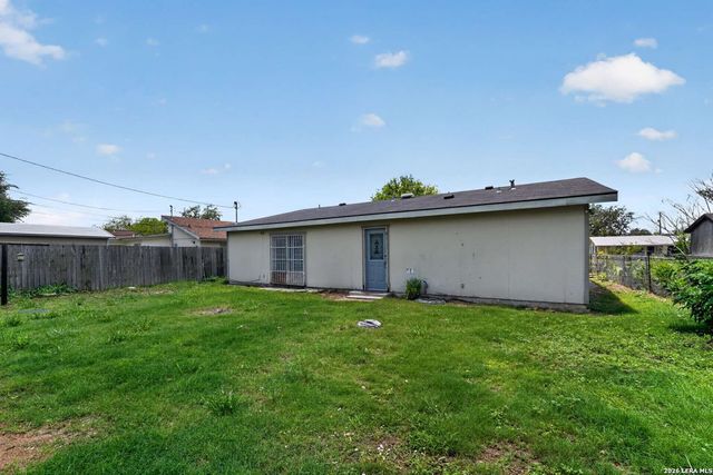 212 Djenadi DR, Pleasanton, TX 78064