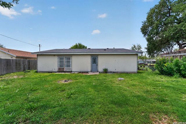 212 Djenadi DR, Pleasanton, TX 78064