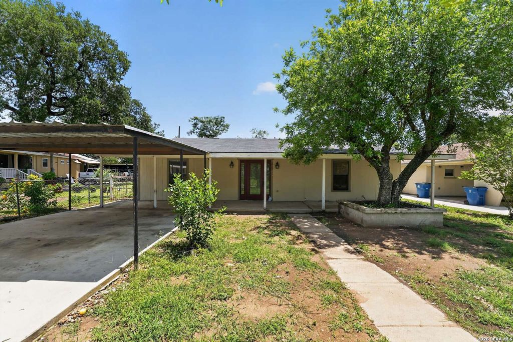 212 Djenadi DR, Pleasanton, TX 78064