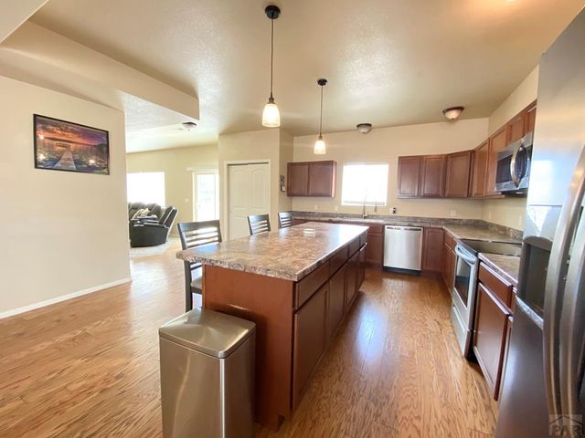 1808 Kingfisher Ln, Pueblo, CO 81008