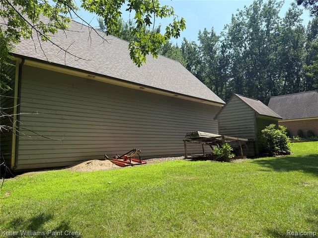 6365 Hayfield Lane, Almont, MI 48003