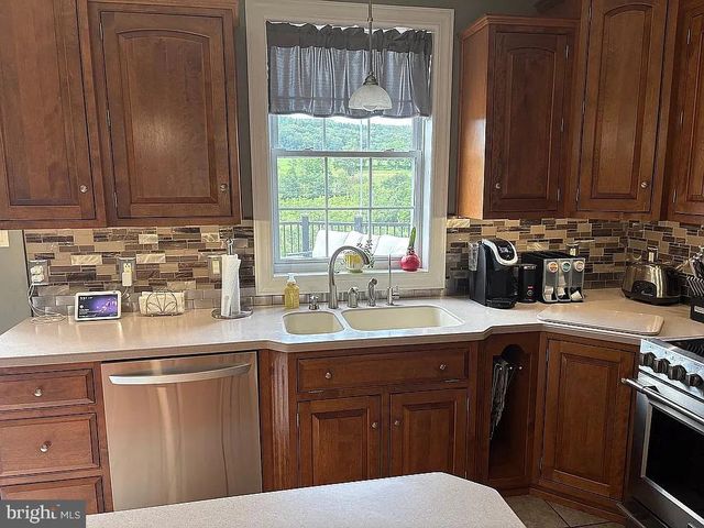 1 N NIGHT HAWK DR, Orwigsburg, PA 17961