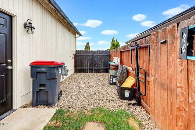 3250 Cheltenham Way, Medford, OR 97504