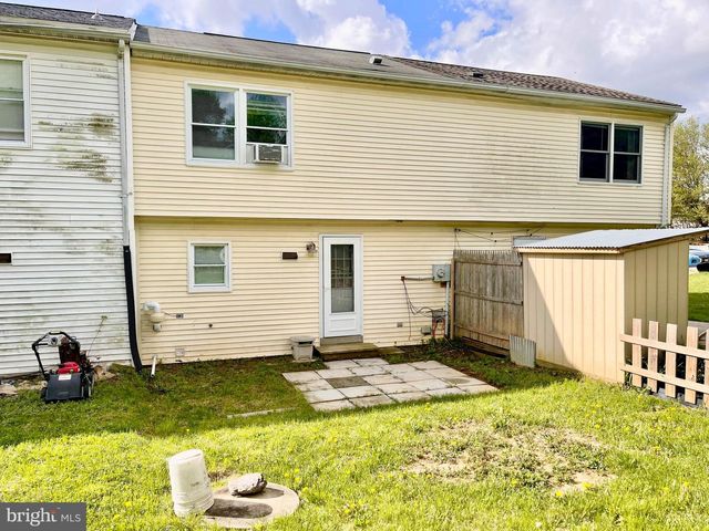 25 CAMELOT CT, Stewartstown, PA 17363