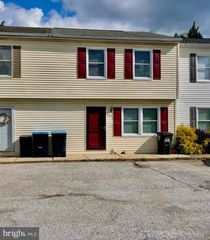 25 CAMELOT CT, Stewartstown, PA 17363