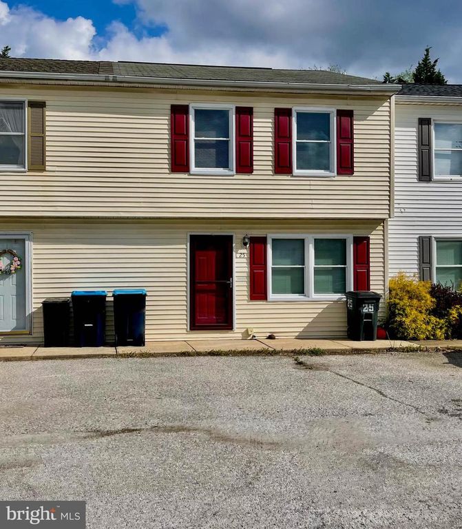 25 CAMELOT CT, Stewartstown, PA 17363