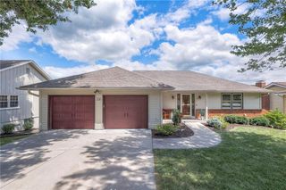 226 N WINNEBAGO Drive, Lake Winnebago, MO 64034