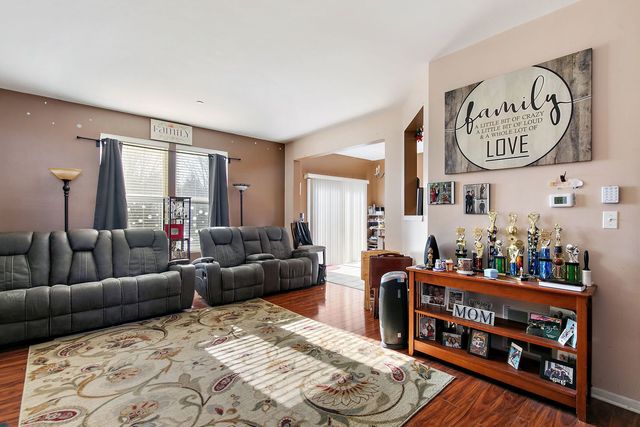 1563 Yellowstone Drive, Streamwood, IL 60107