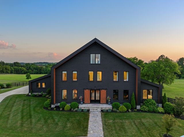689 Sarah Blake Lane, Versailles, KY 40383