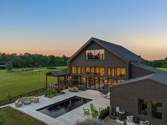 689 Sarah Blake Lane, Versailles, KY 40383