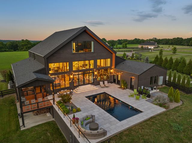 689 Sarah Blake Lane, Versailles, KY 40383