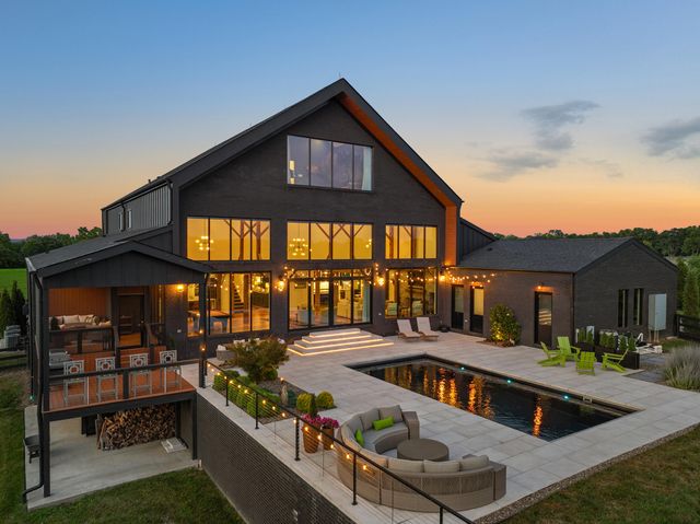 689 Sarah Blake Lane, Versailles, KY 40383