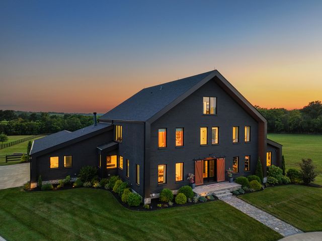 689 Sarah Blake Lane, Versailles, KY 40383