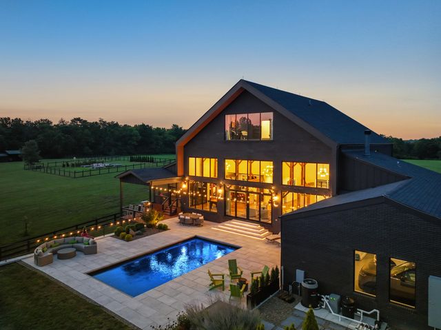 689 Sarah Blake Lane, Versailles, KY 40383