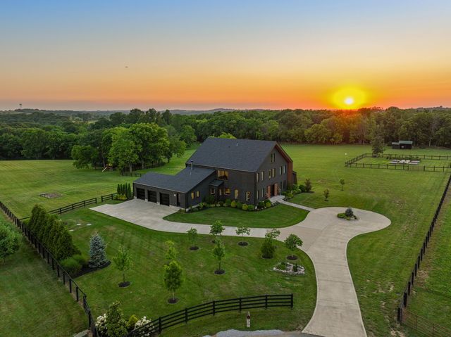 689 Sarah Blake Lane, Versailles, KY 40383