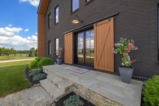 689 Sarah Blake Lane, Versailles, KY 40383