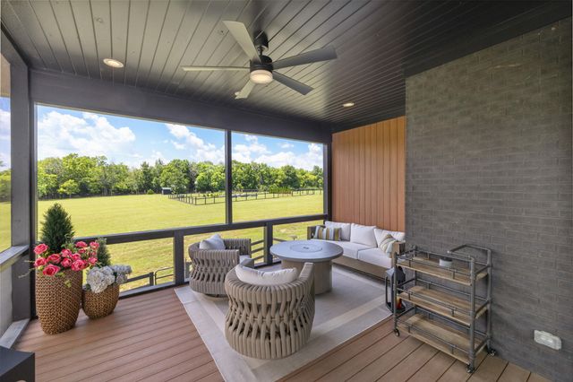 689 Sarah Blake Lane, Versailles, KY 40383