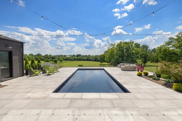 689 Sarah Blake Lane, Versailles, KY 40383