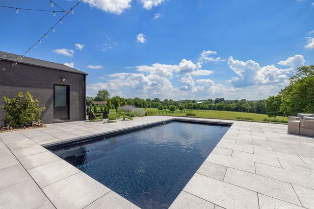 689 Sarah Blake Lane, Versailles, KY 40383