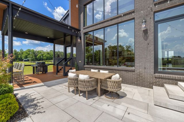 689 Sarah Blake Lane, Versailles, KY 40383