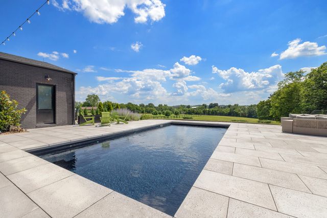 689 Sarah Blake Lane, Versailles, KY 40383