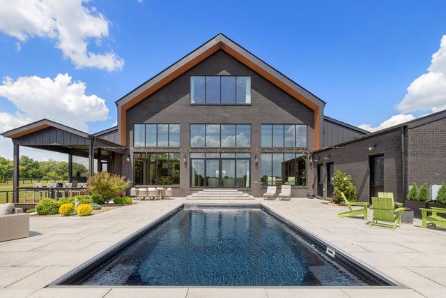 689 Sarah Blake Lane, Versailles, KY 40383