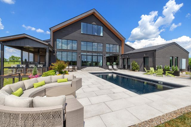 689 Sarah Blake Lane, Versailles, KY 40383