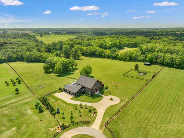 689 Sarah Blake Lane, Versailles, KY 40383