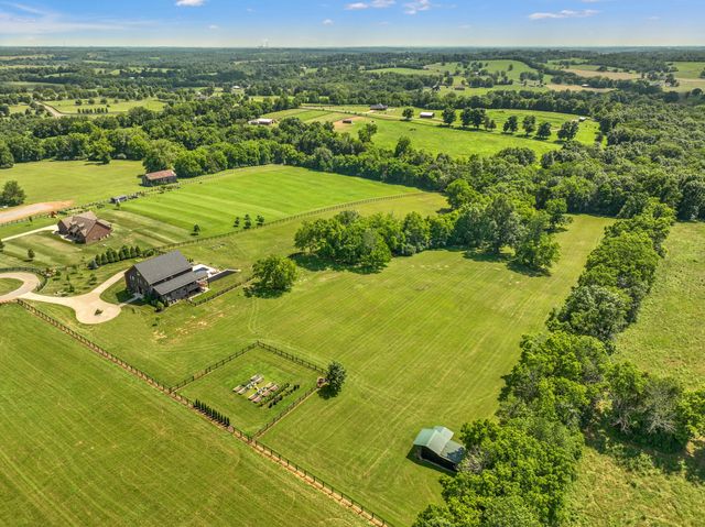 689 Sarah Blake Lane, Versailles, KY 40383