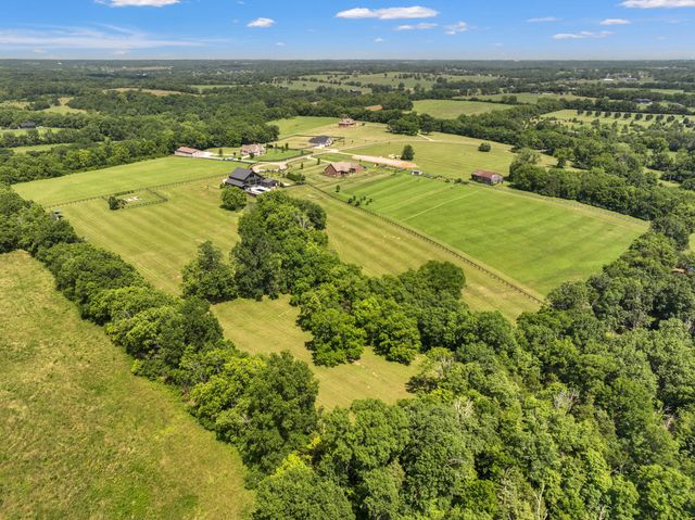 689 Sarah Blake Lane, Versailles, KY 40383
