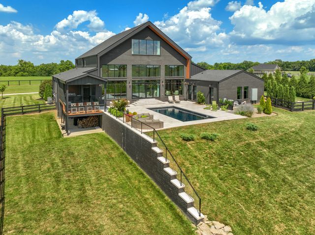 689 Sarah Blake Lane, Versailles, KY 40383