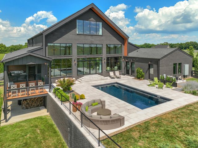 689 Sarah Blake Lane, Versailles, KY 40383